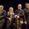 Quatre saxophonistes qui tiennent leur instrument dans les mains