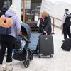 Une famille de demandeurs d'asile de la Colombie est accueillie par un agent de la GRC au chemin Roxham le 9 février. (Ryan Remiorz, La Presse canadienne)