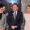 François Legault entouré de ses ministres Sonia LeBel et Isabelle Charest.