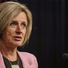 La première ministre de l'Alberta, Rachel Notley, parle devant un micro lors d'une conférence de presse à Edmonton.