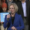 Rachel Notley, micro en main, devant ses partisans.