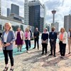 Rachel Notley et des membres de son parti en conférence de presse à Calgary le 25 mai 2023, quatre jours avant les élections provinciales.