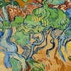Un tableau sur lequel est peint un enchevêtrement de racines, de troncs d'arbres et de feuilles. 