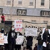 Des manifestants arborent des pancartes appelant à cesser les actes racistes et les violences envers les personnes d'origine asiatique. 