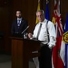 Randy Hillier, Derek Sloan et Maxime Bernier lors d'une conférence de presse en avril 2021 à Ottawa pour s'opposer aux mesures de confinement.
