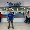 Randy Van devant une piste pour voitures radiocommandées.