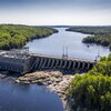 Photo aérienne d'une centrale hydroélectrique et d'un barrage sur la rivière de Outaouais.