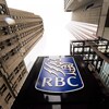 Le logo de la RBC dans le quartier des affaires à Toronto.