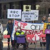 Des manifestants portent des pancartes dans la rue.