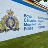Un panneau indicateur de la Gendarmerie royale du Canada.