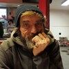 Réal Leclair, alias « Homeless Joe », est assis dans un restaurant.