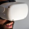 Un homme porte un casque de réalité virtuelle.