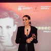 Rebecca Makonnen avec son trophée au micro.