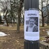 Une affiche avec le visage d'Eduardo Malpica dans le parc Champlain.