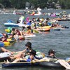 Les participants en train de faire une file d'embarcations gonflables sur le lac Pelletier.