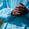 Les mains d'une infirmière. 