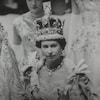La reine Élisabeth en noir et blanc lors d'une cérémonie.