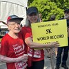 Réjeanne Fairhead pose avec la pancarte confirmant son record du monde.