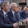 Les quatre premiers ministres sont assis en rang à une longue table. Tim Houston, à gauche complètement, est celui qui parle.