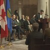Des participants aux célébrations de la Journée internationale de la Francophonie à l'Assemblée législative de l'Alberta, à Edmonton.