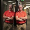 René Pothier est accoté sur un mur dans un corridor de l'ancienne Maison de Radio-Canada.