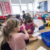 Des étudiants de maternelle en classe.