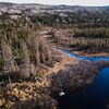 Vue aérienne d'une rivière et d'une route.