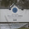 Façade de la Villa Val des Arbres, avec une banderole remerciant les Forces armées canadiennes pour leur aide.