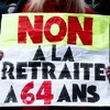 «Non à la retraite à 64 ans», peut-on lire sur cette affiche brandie par une manifestante à Paris.