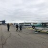 Des gens regardent des avions garées. 