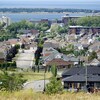Vue aérienne de Rimouski montrant des quartiers résidentiels et le fleuve Saint-Laurent.