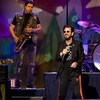 Ringo Starr chante sur scène.
