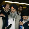 Entouré de plusieurs personnes, Ripudaman Singh Malik quitte la Cour suprême de la Colombie-Britannique en 2005 après avoir été acquitté.