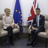 Ursula von der Leyen et Rishi Sunak assis de part et d'autre d'une table.