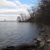 Une portion de la rive borde la rivière Détroit.
