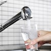 Un verre est rempli avec l'eau du robinet.