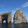 Le rocher Percé devant un grand ciel bleu.