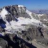 Des montagnes dans les Rocheuses canadiennes vues d'un hélicoptère le 19 août 2022.
