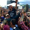 Un homme fait du «bodysurfing» lors du Rockfest à Montebello. 