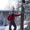 Rodrigue Turgeon, de MiningWatch Canada, appuyé sur un arbre en hiver.