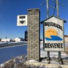 Une pancarte à l'entrée de la municipalité où l'on peut lire Roquemaure bienvenue. 