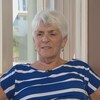 Une femme en entrevue. 