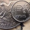 Une pièce de rouble russe et une pièce de 1 $ US.