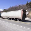 Un camion remorque sur la route 138 au printemps 2018 sur la Côte-Nord.                                