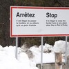 « Arrêtez. Il est illégal de passer la frontière ici ou ailleurs qu'à un point d'entrée », peut-on lire sur une pancarte, en français et en anglais.
