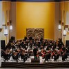 L'Orchestre symphonique de Regina, dans une salle de concert.