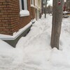 Beaucoup de neige sur les trottoirs de la rue Fraser. Difficile pour un piéton d'y circuler.