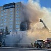 Un bâtiment brûle sur la rue Main, le 4 mars 2023. Des camions de pompiers essayent d'éteindre le feu.