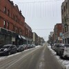 La rue Wellington Nord au centre-ville de Sherbrooke en hiver. Des voitures sont stationnés de chaque côté de la rue.