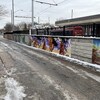 Une murale dans une ruelle près d'une station de métro, en hiver.